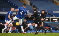 以“4-4-2”防守还